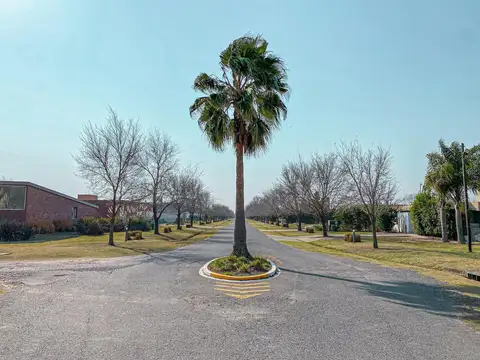 Terreno de 1.500m² con fondo al lago en Puerto Roldan
