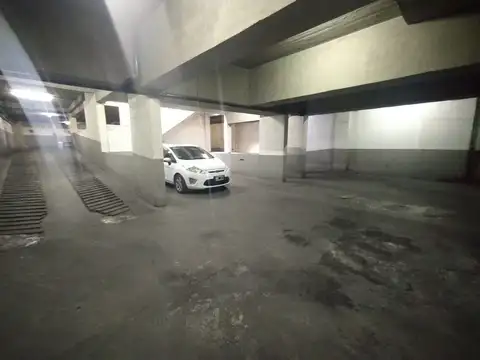 COCHERA FIJA Y CUBIERTA, ACCESO POR PORTON AUTOMATICO.