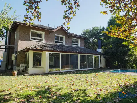 Casa 4 dormitorios con muy buena ubicación central-