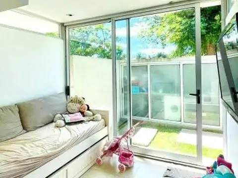 Las Heras 9 Bis e/ Avenida 25 de Mayo y Vieytes