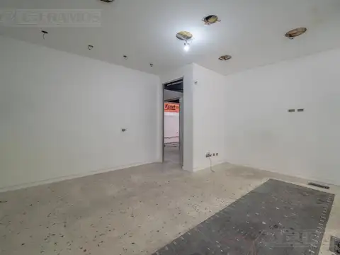 Excelente Local en Av. Pueyrredón