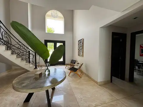 Casa 5 ambientes con 6 baños