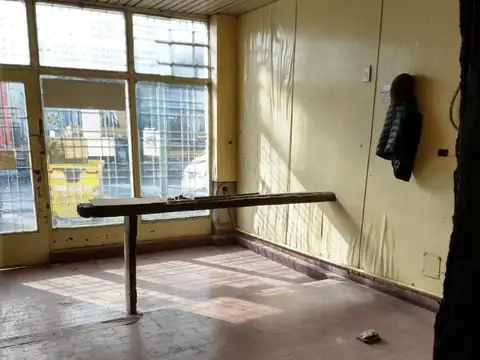 casa en planta alta con amplio galpon zona villa Adelina