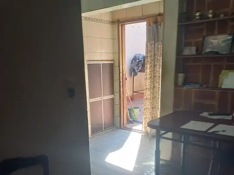 Casa 6 ambientes con 2 baños