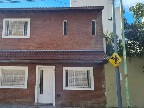 VENTA CASA 4 AMB EN 2 PLANTAS, PATIO, TZA , JARDIN