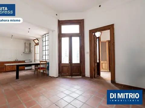 Amplia Casa con Múltiples Ambientes y Terraza en La Boca