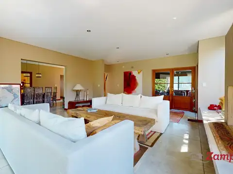 Casa 9 ambientes con 5 baños