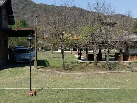 Bellisimo complejo de importantes cabañas con pileta y quincho, además tienen vista a las sierras