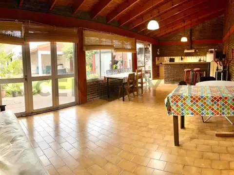 Casa en venta sobre Av. 66 entre 28 y 29. Gran patio con quincho
