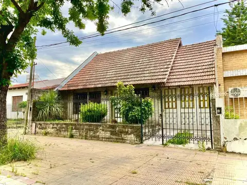 Casa en venta sobre Av. 66 entre 28 y 29. Gran patio con quincho