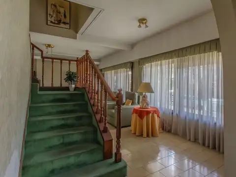Casa en Venta con 3 cocheras