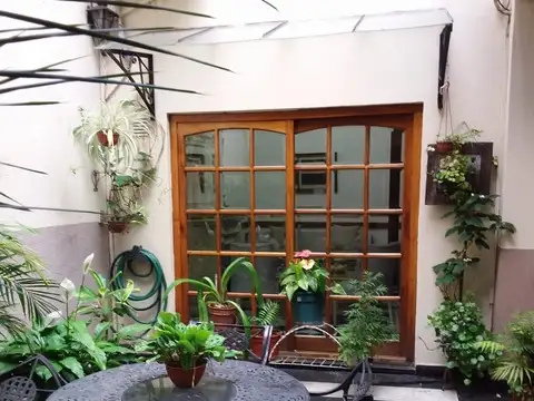 Excelente casa con patio terrazas y quincho