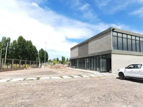 Predio 5 Has con galpon 2000 m2 y oficinas 300 m2 - Neuquén