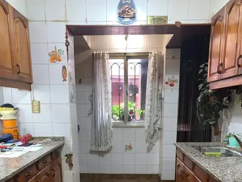 Casa 7 ambientes con 2 baños