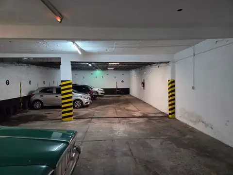 lote de 229 mts cuadrados con 8 cocheras y un dep.