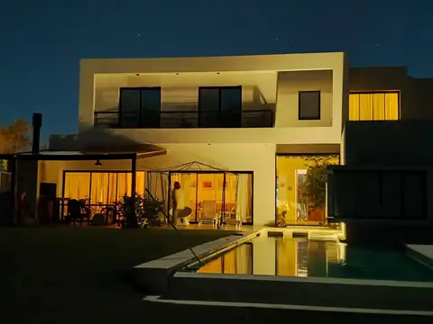 Casa en Alquiler con 3 cocheras