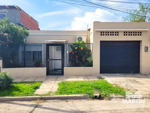 Casa en 1 planta 3 ambientes con cochera y galería con quincho y parrilla.