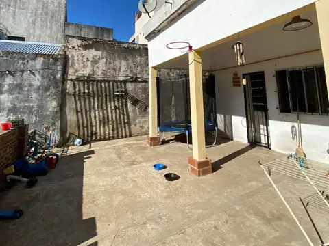 CASA EN VENTA 2 DORMITORIOS. 2 COCHERAS. PILETA