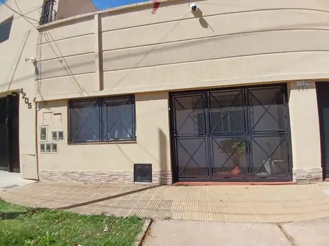 Casa P.H 3 Ambientes al frente con patio y terraza.