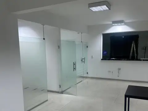 Oficina 6 ambientes con 2 baños