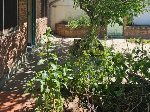 CHALET 3 AMBIENTES CON COCHERA Y QUINCHO