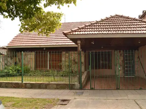 CASA EN VENTA LOMAS DE ZAMORA CON JARDIN Y GALPON