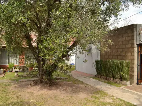 CASA EN VENTA LOMAS DE ZAMORA CON JARDIN Y GALPON