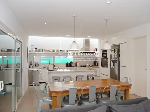 Casa 5 ambientes con 4 baños