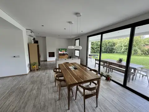 Casa 6 ambientes con 2 baños