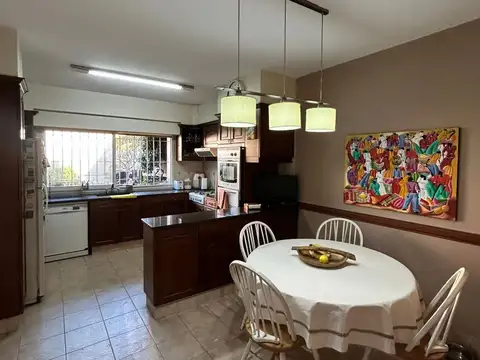 Chalet 5 ambientes c/ jardin en VENTA - Olivos