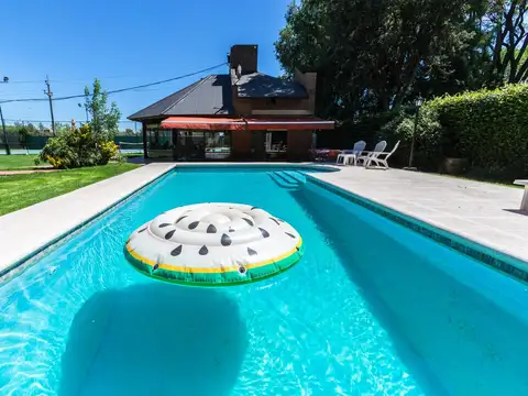 EN VENTA - CASA CON QUINCHO Y PILETA - ROLDAN