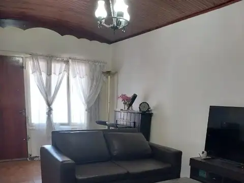 Casa 5 ambientes con 1 baño