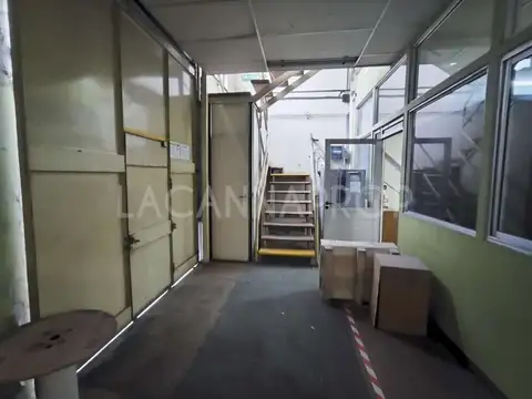 Local Comercial en Venta - 1.190 m² Totales - Oficinas Depósito Vestuarios