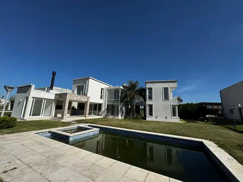 Casa 5 ambientes con 3 baños