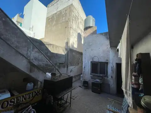 Casa antigua 4 ambientes - IDEAL PARA DEMOLER/EMPRENDIMIENTO INMOBILIARIO