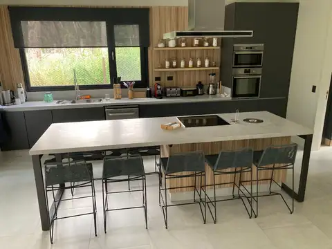 Casa 6 ambientes con 5 baños