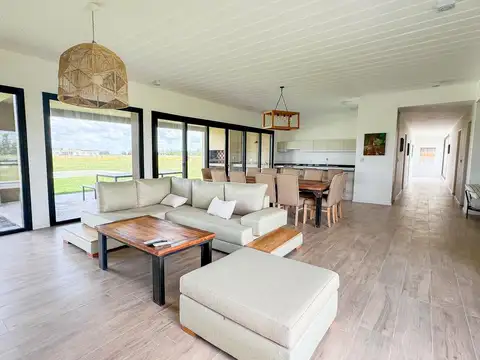 Casa 6 ambientes con 5 baños