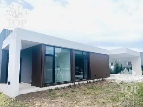 Casa 5 ambientes con 4 baños