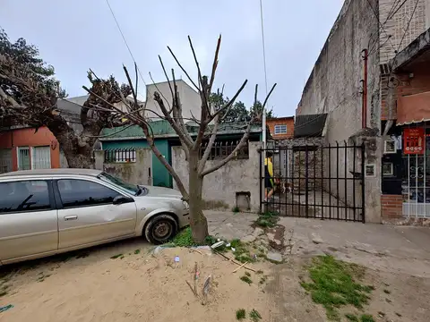 Muy buena propiedad con casa al frente y departamento a la venta en G Catan