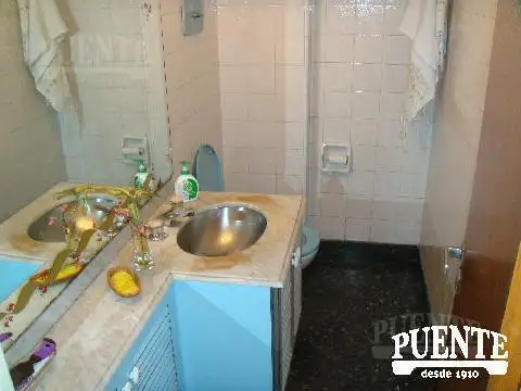 Casa 8 ambientes con 2 baños