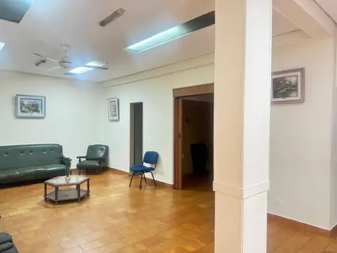 Local comercial con vivienda en Quilmes.