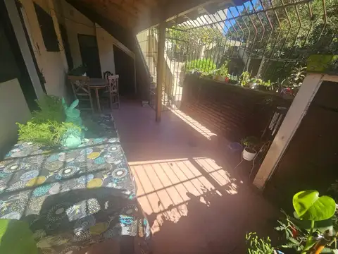 Casa 3 amb. con parque y cochera