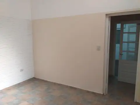 Arroyito, J. J. Paso 1081, 3 dormitorios, cochera, terraza, 2 baños.-