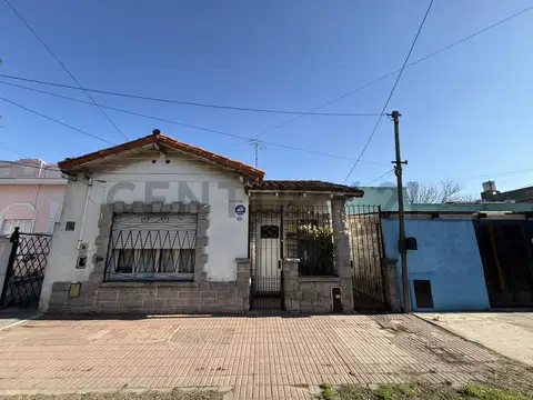 VENTA CASA 4 AMBIENTES CON FONDO LIBRE LANUS ESTE A RECICLAR