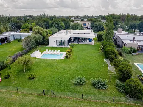 Casa 7 ambientes con 3 baños