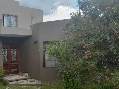 Casa venta Barrio Bosques de San Vicente 3 dorm jardín galería parrilla SEGURIDAD SUM