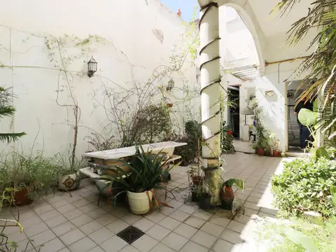 VENTA CASA 8 AMBIENTES EN FLORESTA - LOTE PROPIO - DOS PLANTAS - LOCAL COMERCIAL - PERMUTA