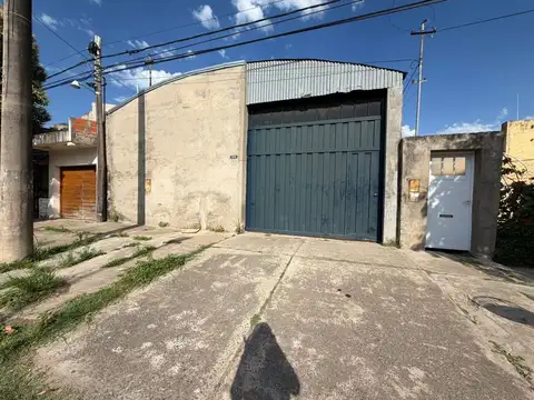 Se alquila Galpón zona Comercial.