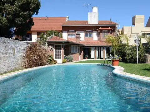 VENTA CASA 5 AMBIENTES HAEDO CON PILETA Y JARDIN