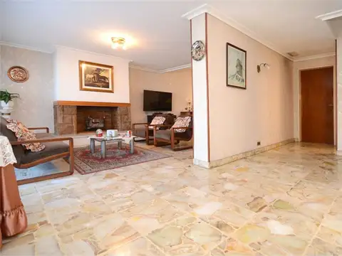 VENTA CASA 5 AMBIENTES HAEDO CON PILETA Y JARDIN